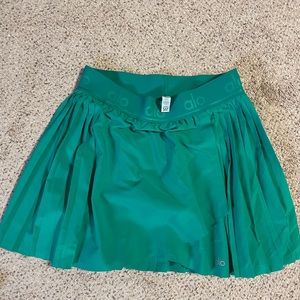 Alo aces tennis skirt. Green in size medium.